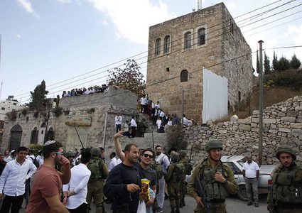 مستوطنون يقتحمون منزلا والاحتلال يستولي على جرار زراعي جنوب الخليل