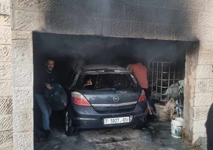 مستوطنون يحرقون مركبة ويهاجمون منزلا شمال غرب نابلس