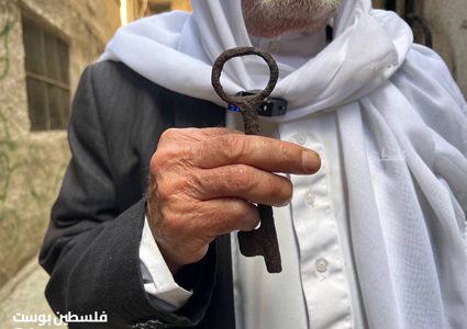 الحاج محمد محمود عبد القادر حرب (84 عاماً) في مخيم بلاطة شرق نابلس يحتفظ بمفتاح بيته في قرية مسكة المهجرة عام 1948.