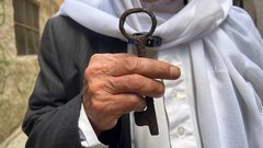 الحاج محمد محمود عبد القادر حرب (84 عاماً) في مخيم بلاطة شرق نابلس يحتفظ بمفتاح بيته في قرية مسكة المهجرة عام 1948.