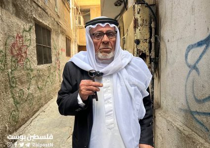 الحاج محمد محمود عبد القادر حرب (84 عاماً) في مخيم بلاطة شرق نابلس يحتفظ بمفتاح بيته في قرية مسكة المهجرة عام 1948.
