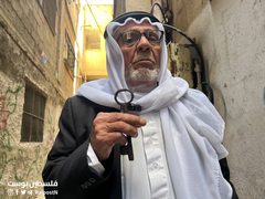 الحاج محمد محمود عبد القادر حرب (84 عاماً) في مخيم بلاطة شرق نابلس يحتفظ بمفتاح بيته في قرية مسكة المهجرة عام 1948.