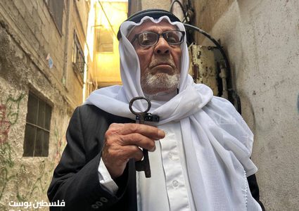 الحاج محمد محمود عبد القادر حرب (84 عاماً) في مخيم بلاطة شرق نابلس يحتفظ بمفتاح بيته في قرية مسكة المهجرة عام 1948.