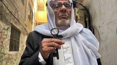الحاج محمد محمود عبد القادر حرب (84 عاماً) في مخيم بلاطة شرق نابلس يحتفظ بمفتاح بيته في قرية مسكة المهجرة عام 1948.