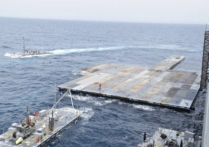 ماذا نعرف عن الميناء العائم الأميركي قبالة سواحل غزة؟