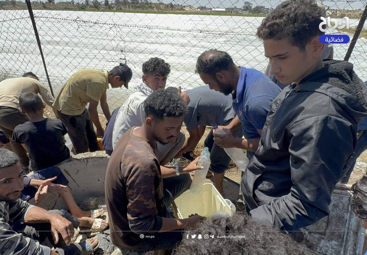 نازحون يتجمعون عند صنبور مياه في منطقة المواصي بمدينة خان يونس