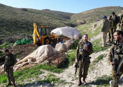 الاحتلال يعتدي على مزارعين جنوب بيت لحم ويمنعهم من العمل في أراضيهم