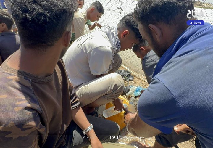 نازحون يتجمعون عند صنبور مياه في منطقة المواصي بمدينة خان يونس
