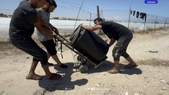 نازحون يتجمعون عند صنبور مياه في منطقة المواصي بمدينة خان يونس