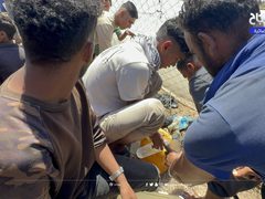 نازحون يتجمعون عند صنبور مياه في منطقة المواصي بمدينة خان يونس