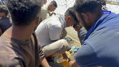 نازحون يتجمعون عند صنبور مياه في منطقة المواصي بمدينة خان يونس