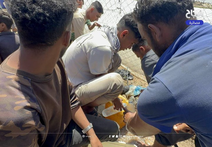 نازحون يتجمعون عند صنبور مياه في منطقة المواصي بمدينة خان يونس