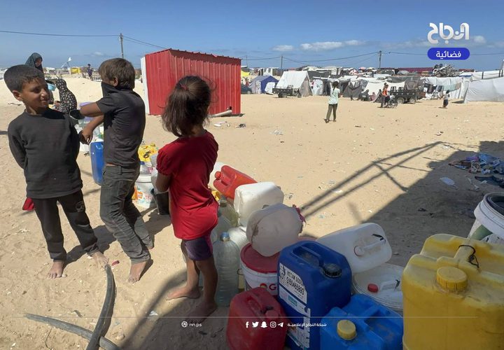 نازحون يتجمعون عند صنبور مياه في منطقة المواصي بمدينة خان يونس