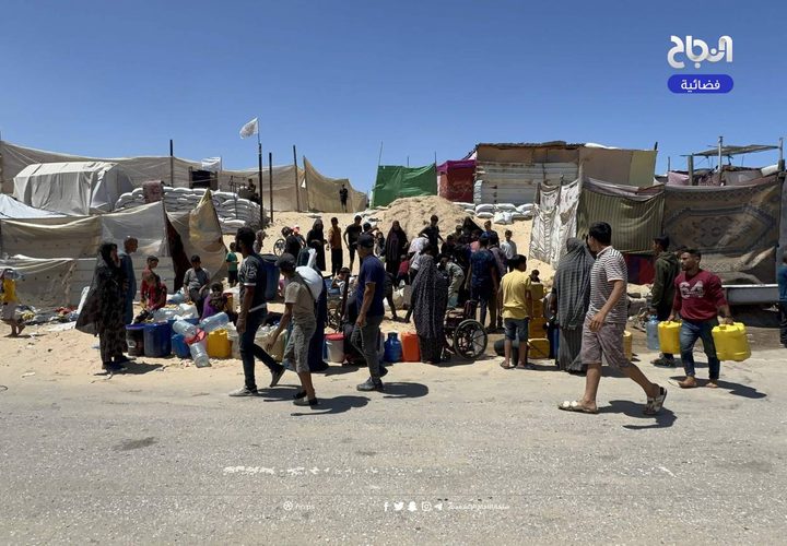 نازحون يتجمعون عند صنبور مياه في منطقة المواصي بمدينة خان يونس