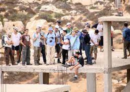 مستوطنون يحاصرون منزلا جنوب بيت لحم