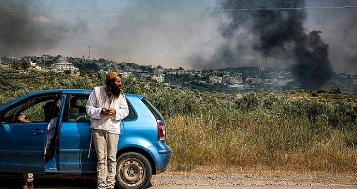 مستوطنون يتجمعون بالقرب من بلدة دير استيا
