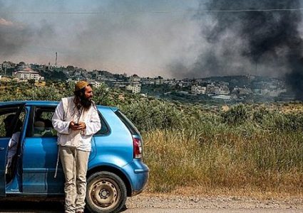 مستوطنون يتجمعون بالقرب من بلدة دير استيا