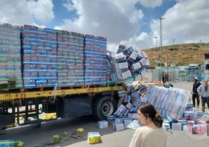 مستوطنون يحرقون شاحنة ويعتدون على سائقها شرق رام الله