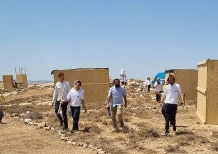 مستوطنون يعتدون على مواطن ويسرقون أغنامه في مسافر يطا