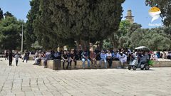 الآلاف يؤدون صلاة الجمعة في المسجد الأقصى والاحتلال يعتدي على المصلين