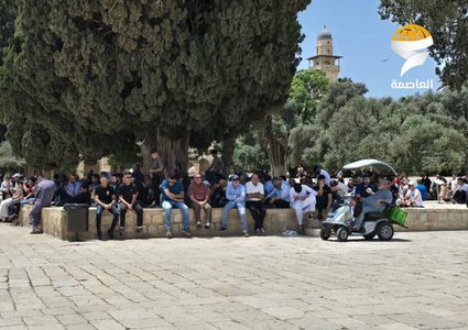الآلاف يؤدون صلاة الجمعة في المسجد الأقصى والاحتلال يعتدي على المصلين