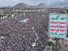 مسيرة حاشدة بعنوان "مع غزة جهاد مقدس ولا خطوط حمراء" في ميدان السبعين بالعاصمة اليمنية صنعاء