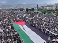 مسيرة حاشدة بعنوان "مع غزة جهاد مقدس ولا خطوط حمراء" في ميدان السبعين بالعاصمة اليمنية صنعاء