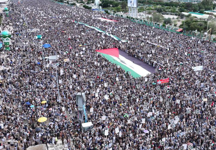 مسيرة حاشدة بعنوان "مع غزة جهاد مقدس ولا خطوط حمراء" في ميدان السبعين بالعاصمة اليمنية صنعاء