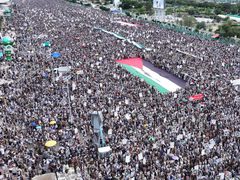 مسيرة حاشدة بعنوان "مع غزة جهاد مقدس ولا خطوط حمراء" في ميدان السبعين بالعاصمة اليمنية صنعاء