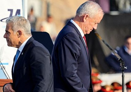 لبيد يطالب غانتس بالانسحاب من "أسوأ حكومة في تاريخ إسرائيل"