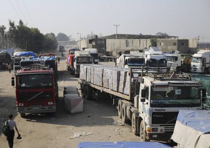الإعلام العبري: نقل 300 طن مساعدات إلى قطاع غزة عبر الميناء العائم الجمعة
