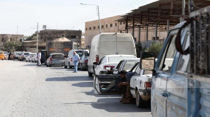الاحتلال يغلق حاجز بيت فوريك ويحتجز عددا من المواطنين في ناد للفروسية