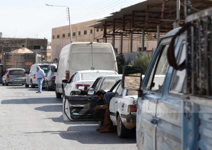 الاحتلال يغلق حاجز بيت فوريك ويحتجز عددا من المواطنين في ناد للفروسية