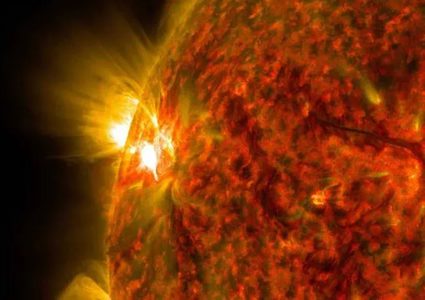 عالم يحذر من عواصف شمسية قوية في صيف 2025