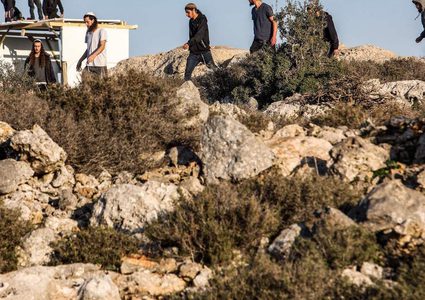 مستوطنون يهاجمون تجمع عرب المليحات شمال غرب أريحا