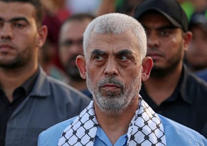 حماس تستنكر بشدة قرارات خان "مساواة الضحية بالجلاد"