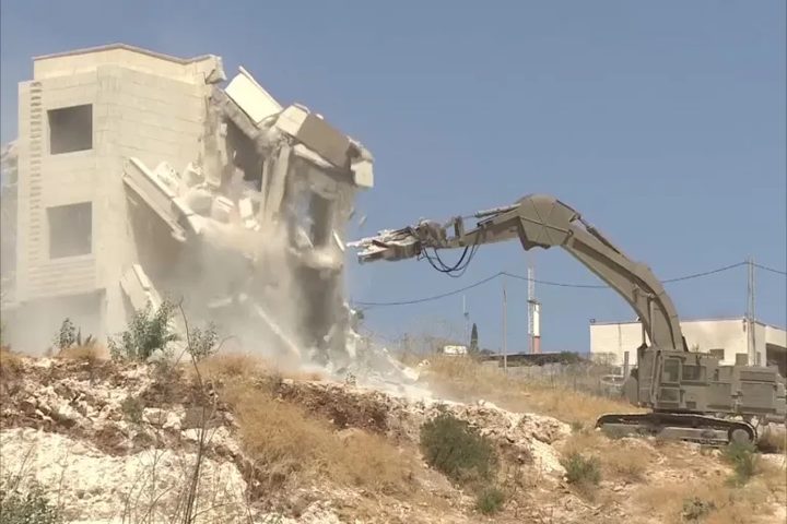 الاحتلال يهدم بناية في ارطاس جنوب بيت لحم