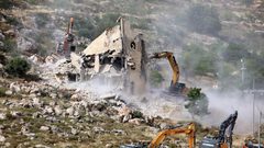 الاحتلال يهدم بناية من أربعة طوابق في أرطاس جنوب بيت لحم