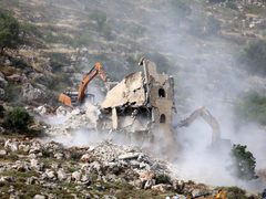 الاحتلال يهدم بناية من أربعة طوابق في أرطاس جنوب بيت لحم
