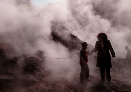 عشرات الهزات الأرضية تثير الذعر في منطقة بركانية جنوب إيطاليا