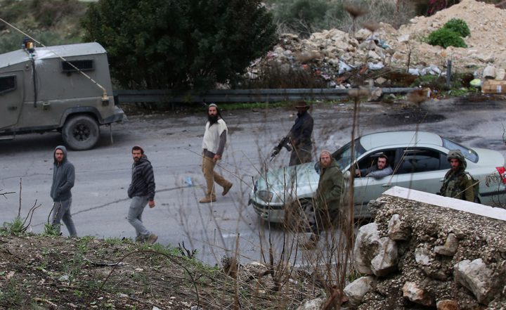 مستوطنون يهاجمون المواطنين بالرصاص الحي في عصيرة القبلية جنوب نابلس