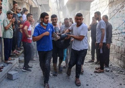 10 شهداء بينهم طفل خرج من رحم والدته في قصف تجمع لنازحين وسط القطاع