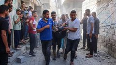 10 شهداء بينهم طفل خرج من رحم والدته في قصف تجمع لنازحين وسط القطاع