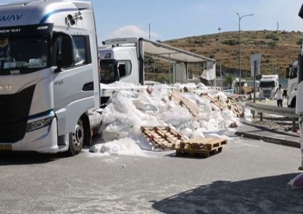 مستوطنون يهاجمون شاحنة محملة بالطحين جنوب نابلس