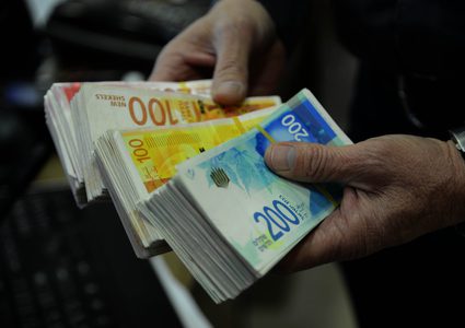 مسؤولون غربيون يحذرون من "كارثة اقتصادية" ستضرب الضفة الغربية