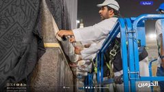 رفع ⁧كسوة الكعبة المشرفة⁩ استعدادًا لموسم الحج