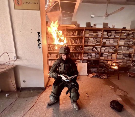 جنود الاحتلال يدمرون مكتبة جامعة الأقصى ويحرقون مسجداً في غزة