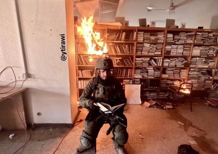 جنود الاحتلال يدمرون مكتبة جامعة الأقصى ويحرقون مسجداً في غزة