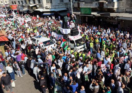 آلاف الأردنيين يشاركون في مسيرة دعما للشعب الفلسطيني