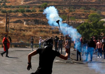 اندلاع مواجهات مع قوات الاحتلال في الخضر واعتقال طفل